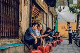 Qua một cơn biến động, đại gia cũng đổ ra vỉa hè tranh khách Qua một cơn biến động, đại gia cũng đổ ra vỉa hè tranh khách
