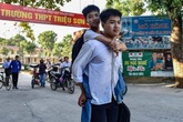 Nam sinh cõng bạn 10 năm đến trường mong bạn mình sẽ có nhiều bạn tốt ở môi trường mới Nam sinh cõng bạn 10 năm đến trường mong bạn mình sẽ có nhiều bạn tốt ở môi trường mới