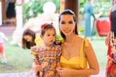 Hà Anh dùng chiêu để con không làm ồn nơi công cộng Hà Anh dùng chiêu để con không làm ồn nơi công cộng