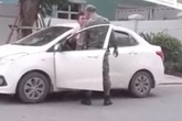 Hà Nội: Nhân viên bảo vệ chung cư cao cấp túm cổ, đạp liên tiếp vào tài xế taxi công nghệ vì nhắc nhở mà không chịu đi Hà Nội: Nhân viên bảo vệ chung cư cao cấp túm cổ, đạp liên tiếp vào tài xế taxi công nghệ vì nhắc nhở mà không chịu đi