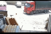 Kinh hãi khoảnh khắc bé trai bị chiếc container "nuốt gọn" vào gầm khi đang chơi trong bãi đỗ xe Kinh hãi khoảnh khắc bé trai bị chiếc container "nuốt gọn" vào gầm khi đang chơi trong bãi đỗ xe