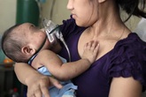 Mẹ quyết tâm không tiêm vắc xin khiến toàn thân con mưng mủ, lở loét như bị bỏng Mẹ quyết tâm không tiêm vắc xin khiến toàn thân con mưng mủ, lở loét như bị bỏng