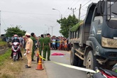 Bé 3 tuổi chạy ra giữa đường bị xe tải tông tử vong Bé 3 tuổi chạy ra giữa đường bị xe tải tông tử vong