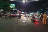 Chạy xe máy băng qua đường, gia đình 3 người bị xe tông khiến bé trai 5 tuổi tử vong Chạy xe máy băng qua đường, gia đình 3 người bị xe tông khiến bé trai 5 tuổi tử vong