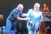 Elton John bỏ dở buổi diễn vì viêm phổi Elton John bỏ dở buổi diễn vì viêm phổi