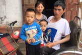 Chồng bị liệt hai chân, vợ bệnh thần kinh, nuôi hai con nhỏ bị bại bão Chồng bị liệt hai chân, vợ bệnh thần kinh, nuôi hai con nhỏ bị bại bão