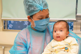 Vì sao mẹ liên tục gần gũi, chăm sóc con 3 tháng tuổi mắc COVID-19 mà không bị lây? Vì sao mẹ liên tục gần gũi, chăm sóc con 3 tháng tuổi mắc COVID-19 mà không bị lây?
