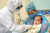 Mẹ em bé mắc COVID-19 đầu tiên ở Việt Nam kìm nén nước mắt ngày con ra viện Mẹ em bé mắc COVID-19 đầu tiên ở Việt Nam kìm nén nước mắt ngày con ra viện