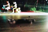 Va chạm xe tải, 2 thanh niên ở Nghệ An bị cán tử vong Va chạm xe tải, 2 thanh niên ở Nghệ An bị cán tử vong