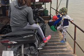 2 cháu bé đu vắt vẻo trên lan can đò khiến dân tình sợ hãi, gây bức xúc là hình ảnh người mẹ ngồi bên cạnh nhưng chăm chú xem điện thoại 2 cháu bé đu vắt vẻo trên lan can đò khiến dân tình sợ hãi, gây bức xúc là hình ảnh người mẹ ngồi bên cạnh nhưng chăm chú xem điện thoại