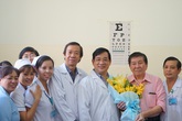 Việt kiều Mỹ ra viện, không cần đeo khẩu trang: "Tri ơn các bác sĩ đã cứu tôi từ cõi chết trở về!" Việt kiều Mỹ ra viện, không cần đeo khẩu trang: "Tri ơn các bác sĩ đã cứu tôi từ cõi chết trở về!"