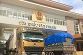 Hàng chục xe trái cây chờ thông quan sang Trung Quốc Hàng chục xe trái cây chờ thông quan sang Trung Quốc
