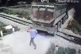 Nghệ An: Nhân viên gác chắn kịp thời ngăn đoàn tàu cứu tài xế xe tải Nghệ An: Nhân viên gác chắn kịp thời ngăn đoàn tàu cứu tài xế xe tải