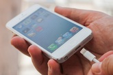 Vì sao khi cắm sạc, iPhone lại phát ra tiếng chuông hoặc rung Vì sao khi cắm sạc, iPhone lại phát ra tiếng chuông hoặc rung