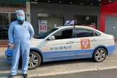 Tài xế taxi Vũ Hán ăn mì tôm, lái xe 12 giờ mỗi ngày chở dân miễn phí Tài xế taxi Vũ Hán ăn mì tôm, lái xe 12 giờ mỗi ngày chở dân miễn phí