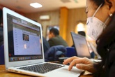 Nghỉ kéo dài vì nCoV, trẻ bắt đầu "chán", muốn đến trường, không thích học online Nghỉ kéo dài vì nCoV, trẻ bắt đầu "chán", muốn đến trường, không thích học online