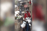 Cô gái đi xe SH không chịu nhường đường cho xe rác còn thản nhiên đứng bấm điện thoại bị người dân lột kính và khẩu trang Cô gái đi xe SH không chịu nhường đường cho xe rác còn thản nhiên đứng bấm điện thoại bị người dân lột kính và khẩu trang