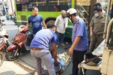 Nữ nhân viên ngân hàng bị xe buýt cán nát đôi chân Nữ nhân viên ngân hàng bị xe buýt cán nát đôi chân