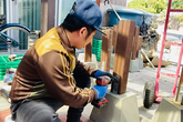 Trong khi vợ cũ đi ship hàng mưu sinh thì Bằng Kiều cũng phải làm công việc chân tay này trong thời gian "ế show" Trong khi vợ cũ đi ship hàng mưu sinh thì Bằng Kiều cũng phải làm công việc chân tay này trong thời gian "ế show"