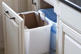 Nếu bạn đang đặt thùng rác trong tủ bếp thì hãy đưa ra ngay vì 7 lý do sau Nếu bạn đang đặt thùng rác trong tủ bếp thì hãy đưa ra ngay vì 7 lý do sau