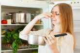Ám ảnh vì mùi cá tanh ám vào trong tủ lạnh, áp dụng ngay mẹo sau để mùi tanh biến mất Ám ảnh vì mùi cá tanh ám vào trong tủ lạnh, áp dụng ngay mẹo sau để mùi tanh biến mất