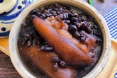 Giò heo hầm đậu đen Giò heo hầm đậu đen