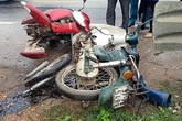 Tai nạn liên hoàn giữa xe con và 2 xe máy, 3 người phải nhập viện cấp cứu Tai nạn liên hoàn giữa xe con và 2 xe máy, 3 người phải nhập viện cấp cứu