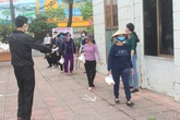 Hải Dương: Hàng trăm người dân đến trụ sở phường nhận quà miễn phí giữa dịch COVID-19 Hải Dương: Hàng trăm người dân đến trụ sở phường nhận quà miễn phí giữa dịch COVID-19