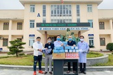 Đại diện báo Gia đình và Xã hội trao tặng hơn 15 triệu đồng cho các bệnh viện ở Hà Tĩnh để phòng chống COVID-19 Đại diện báo Gia đình và Xã hội trao tặng hơn 15 triệu đồng cho các bệnh viện ở Hà Tĩnh để phòng chống COVID-19