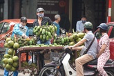 Phố phường Hà Nội đông đúc, nhiều hàng quán rậm rịch mở lại Phố phường Hà Nội đông đúc, nhiều hàng quán rậm rịch mở lại
