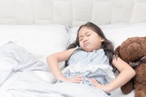 Con 6 tuổi vào viện cấp cứu, bố mẹ mới tá hỏa biết con bị viêm dạ dày vì thói quen ăn uống này Con 6 tuổi vào viện cấp cứu, bố mẹ mới tá hỏa biết con bị viêm dạ dày vì thói quen ăn uống này