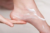 Bật mí nguyên nhân và cách điều trị bệnh vảy nến ở chân Bật mí nguyên nhân và cách điều trị bệnh vảy nến ở chân