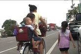 Mẹ đạp xe để bé gái 6 tuổi chạy bộ theo sau tới trường, nhiều người chỉ trích nhưng sự thật đằng sau mới bất ngờ Mẹ đạp xe để bé gái 6 tuổi chạy bộ theo sau tới trường, nhiều người chỉ trích nhưng sự thật đằng sau mới bất ngờ