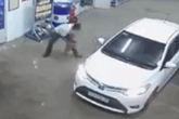 Dừng ô tô vào trạm đổ xăng, tài xế này đã có hành động cực xấu xí gây phẫn nộ Dừng ô tô vào trạm đổ xăng, tài xế này đã có hành động cực xấu xí gây phẫn nộ