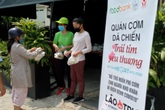 "Quán cơm dã chiến" 0 đồng ở Sài Gòn lan tỏa yêu thương "Quán cơm dã chiến" 0 đồng ở Sài Gòn lan tỏa yêu thương