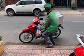 Vừa mới hết cách ly xã hội, anh shipper đã bị bom ngay 5 cốc trà sữa, thái độ của kẻ "bom hàng" càng gây phẫn nộ Vừa mới hết cách ly xã hội, anh shipper đã bị bom ngay 5 cốc trà sữa, thái độ của kẻ "bom hàng" càng gây phẫn nộ