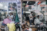 Người Hà Nội ngồi đợi được cắt tóc sau 3 tuần cách ly xã hội Người Hà Nội ngồi đợi được cắt tóc sau 3 tuần cách ly xã hội