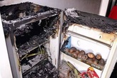 Tủ lạnh nổ tan tành vì thói quen bỏ lon nước ngọt có gas vào ngăn đá uống cho mát của nhiều người Tủ lạnh nổ tan tành vì thói quen bỏ lon nước ngọt có gas vào ngăn đá uống cho mát của nhiều người