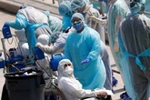 Hôm qua, nước Mỹ mất hơn 1.300 công dân; số người chết toàn cầu vì COVID-19 đã gấp 76 lần đại dịch SARS Hôm qua, nước Mỹ mất hơn 1.300 công dân; số người chết toàn cầu vì COVID-19 đã gấp 76 lần đại dịch SARS
