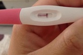 Kiểm tra sách vở của con gái bất ngờ thấy chiếc que thử thai, ông bố nổi trận nhưng lập tức xin lỗi con Kiểm tra sách vở của con gái bất ngờ thấy chiếc que thử thai, ông bố nổi trận nhưng lập tức xin lỗi con