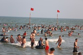 Ngày đầu tiên nghỉ lễ, bãi biển Sầm Sơn đông nghẹt người Ngày đầu tiên nghỉ lễ, bãi biển Sầm Sơn đông nghẹt người