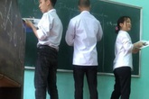 Bị gọi lên bảng bất ngờ, nam sinh vớ đại một vật mang lên theo khiến ai nấy buồn cười Bị gọi lên bảng bất ngờ, nam sinh vớ đại một vật mang lên theo khiến ai nấy buồn cười