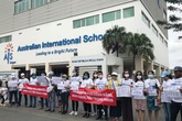 Trường học thu học phí “khủng” dạy trực tuyến: Phải thỏa thuận, chia sẻ khó khăn với phụ huynh Trường học thu học phí “khủng” dạy trực tuyến: Phải thỏa thuận, chia sẻ khó khăn với phụ huynh