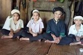 Bố mẹ chết thảm sau một đêm, 3 chị em đau đớn đội khăn tang nương tựa vào bà nội 80 tuổi Bố mẹ chết thảm sau một đêm, 3 chị em đau đớn đội khăn tang nương tựa vào bà nội 80 tuổi