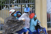 Không bán trú, tan trường lúc 4 giờ chiều, học sinh Hà Nội khốn khổ vì nắng nóng Không bán trú, tan trường lúc 4 giờ chiều, học sinh Hà Nội khốn khổ vì nắng nóng