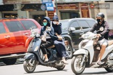 Nhiệt độ ngoài đường tại Hà Nội lên tới 50 độ C, người dân trùm khăn áo kín mít di chuyển trên phố Nhiệt độ ngoài đường tại Hà Nội lên tới 50 độ C, người dân trùm khăn áo kín mít di chuyển trên phố