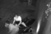 Thấy cửa nhà bị móp méo, chủ nhà kiểm tra camera an ninh thì phát hiện điều bất thường từ cặp đôi nam nữ trong đêm Thấy cửa nhà bị móp méo, chủ nhà kiểm tra camera an ninh thì phát hiện điều bất thường từ cặp đôi nam nữ trong đêm