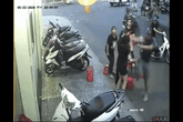 2 thanh niên dừng xe máy trêu ghẹo 5 cô gái, màn "phản pháo" cực gắt sau đó khiến dân mạng ngán ngẩm 2 thanh niên dừng xe máy trêu ghẹo 5 cô gái, màn "phản pháo" cực gắt sau đó khiến dân mạng ngán ngẩm