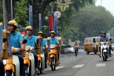 Nhân viên bưu điện xuống đường vận động người dân tham gia BHXH Nhân viên bưu điện xuống đường vận động người dân tham gia BHXH