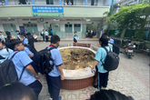 Hiệu trưởng THCS Bạch Đằng quyết định cho học sinh đi học ngay sau sự cố cây phượng đổ: Phụ huynh lo lắng nhưng tin vào trường Hiệu trưởng THCS Bạch Đằng quyết định cho học sinh đi học ngay sau sự cố cây phượng đổ: Phụ huynh lo lắng nhưng tin vào trường